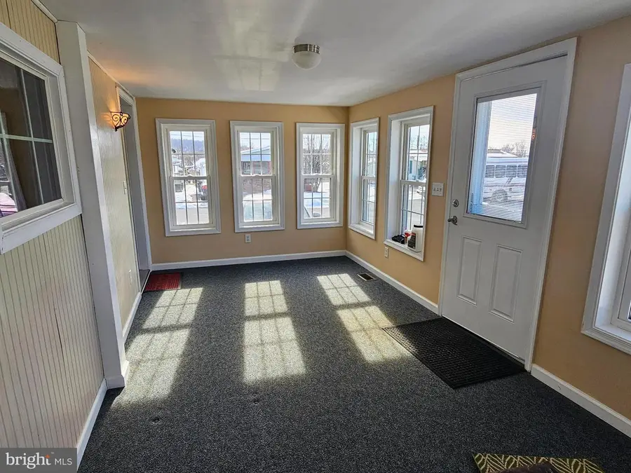 927 Emerald St, Ephrata, PA 17522 - #3