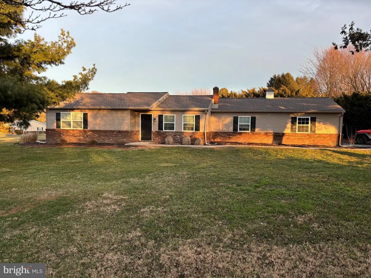 501 Goldfinch Dr, Columbia, PA 17512 - #1