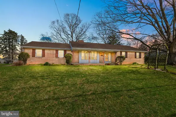 2566 Golden Dr, EAST PETERSBURG, PA 17520