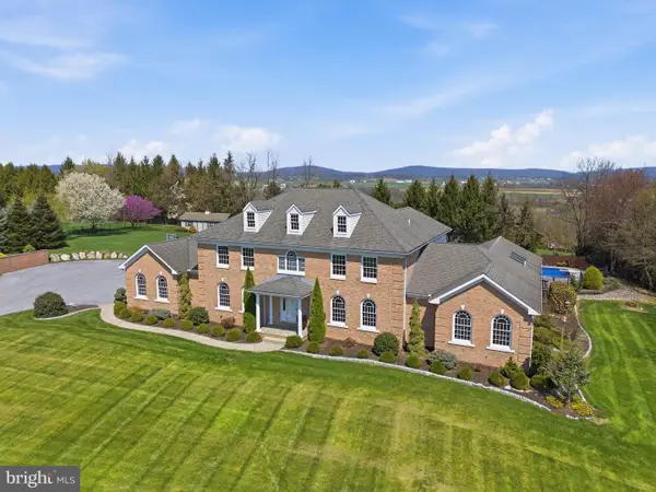 2 Breezy Knl, LITITZ, PA 17543