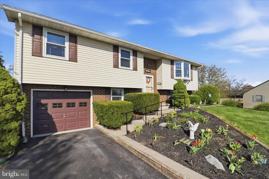 325 N Colebrook Rd, Manheim, PA 17545 - #3