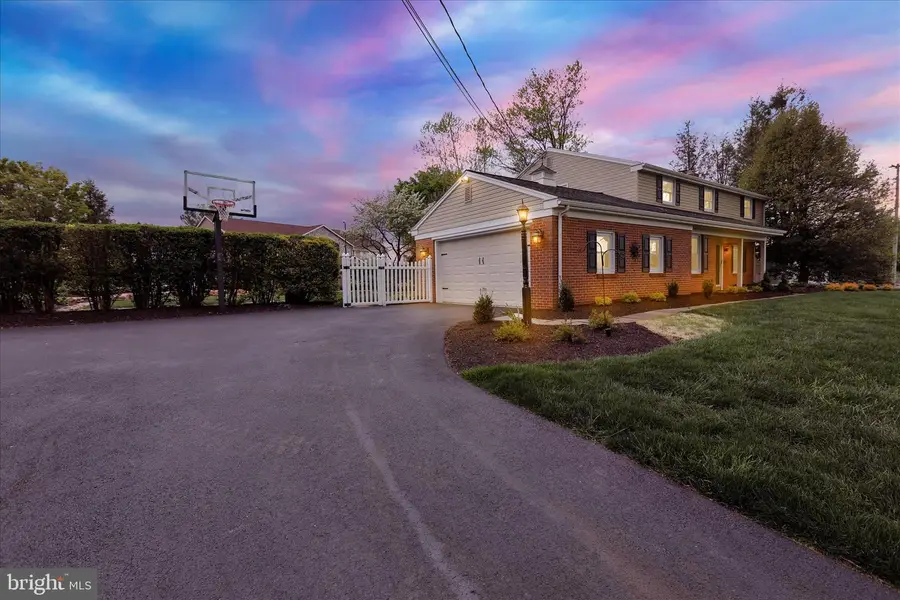 560 Valley View Dr, New Holland, PA 17557 - #2