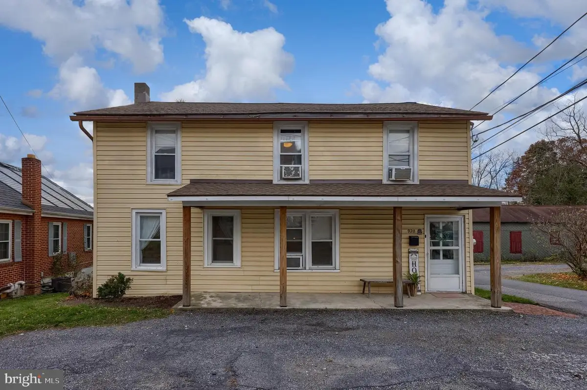 920 Chestnut St, Akron, PA 17501 - #1