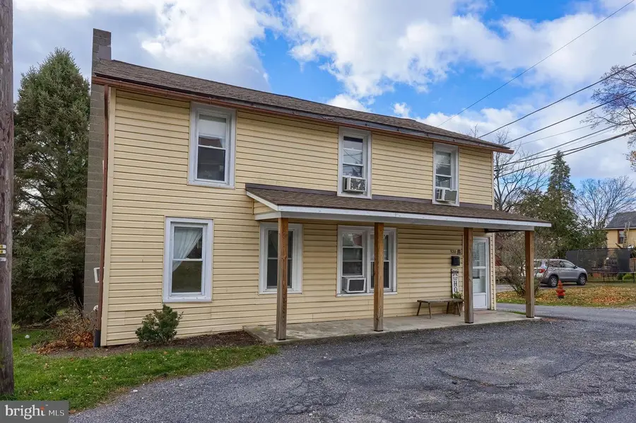 920 Chestnut St, Akron, PA 17501 - #3