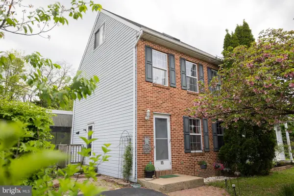 15 School House Ln, LITITZ, PA 17543