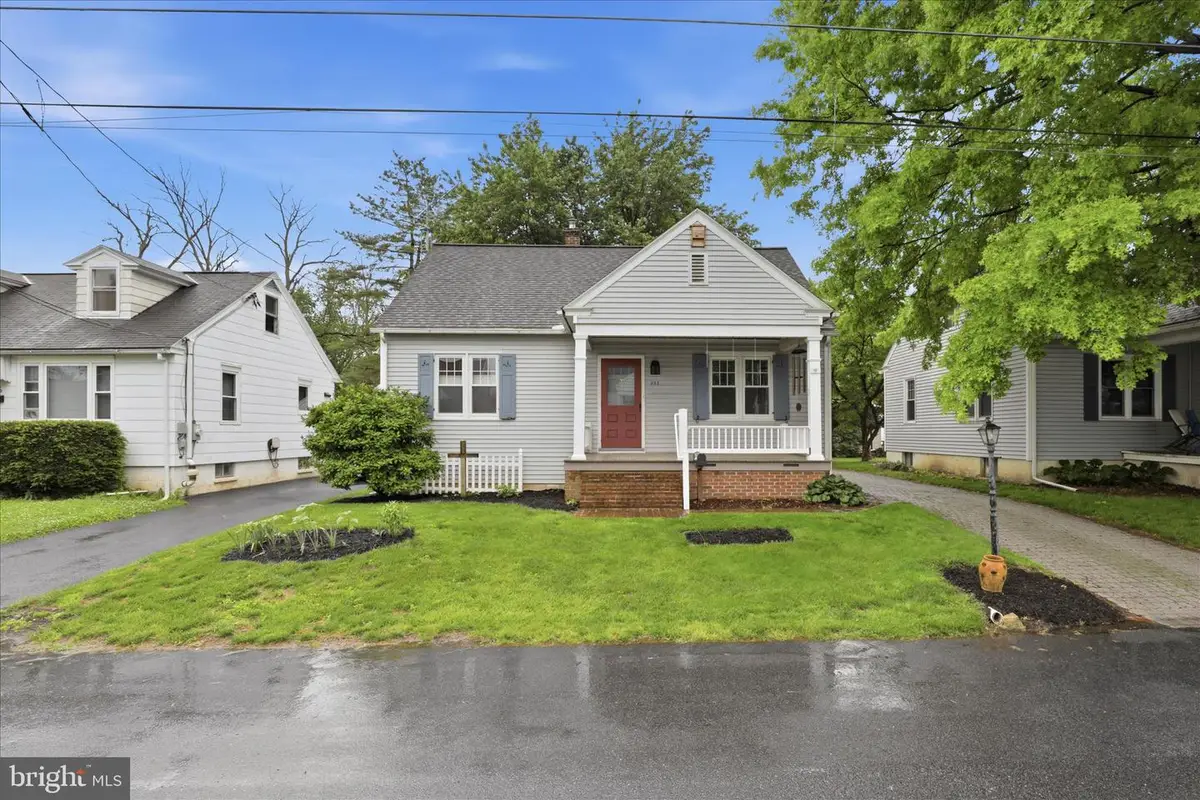 233 E Ferdinand St, Manheim, PA 17545 - #1