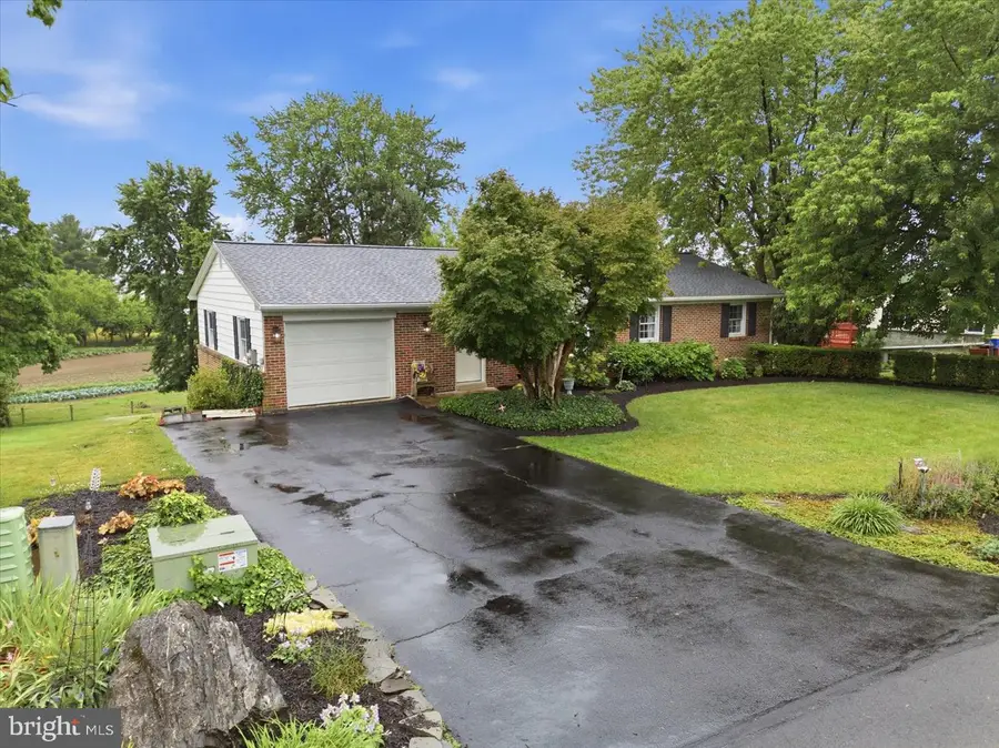324 Southview Dr, Ephrata, PA 17522 - #2