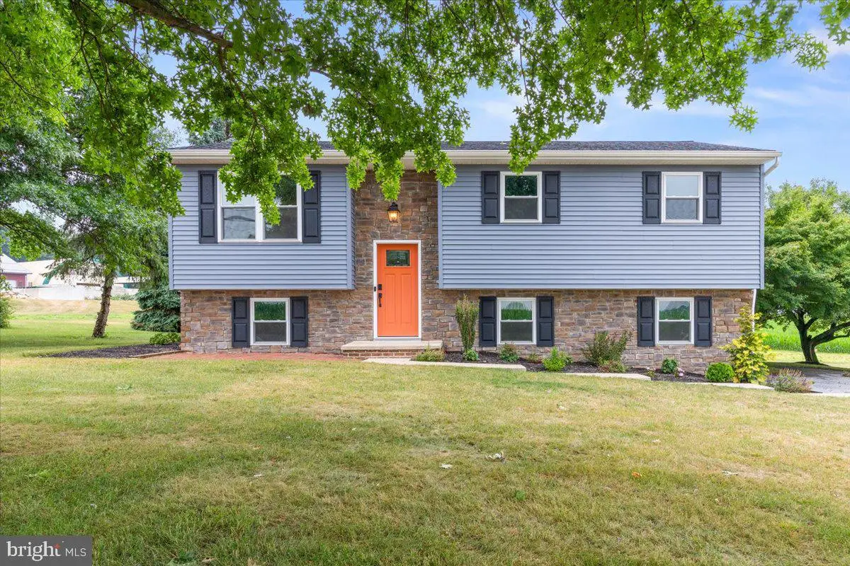 915 N Colebrook Rd, Manheim, PA 17545 - #1