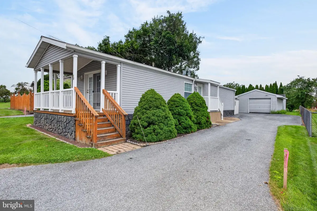 14 E Locust St, Brownstown, PA 17580 - #1