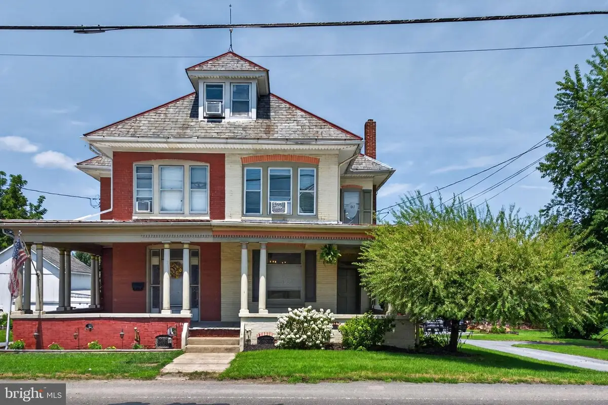 201 W Main St, Leola, PA 17540 - #1