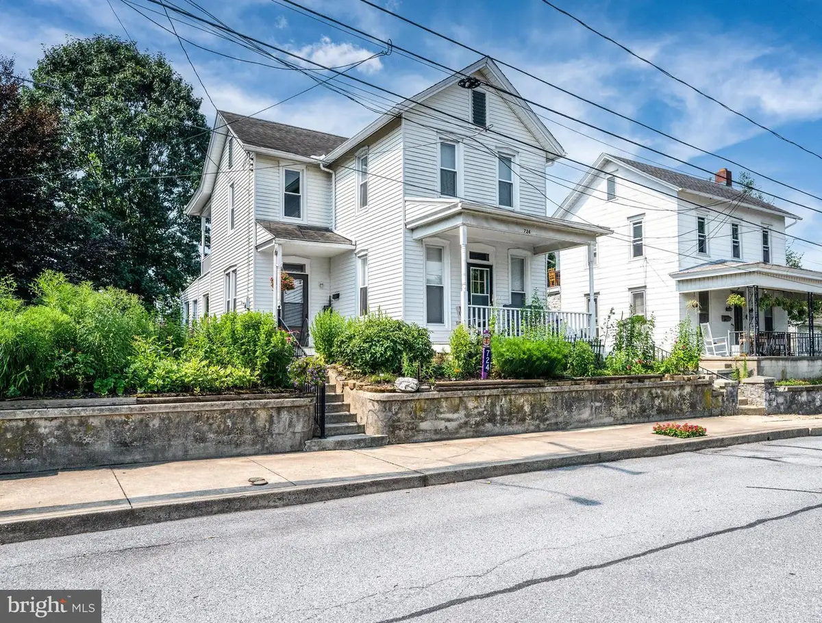 724 Fulton St, Akron, PA 17501 - #1