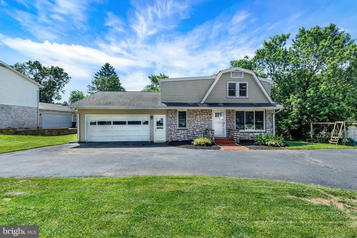 2050 Stonecrest Dr, Lancaster, PA 17601 - #1