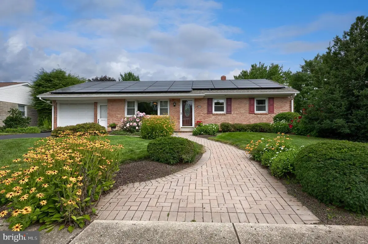 413 W Cedar St, New Holland, PA 17557 - #1