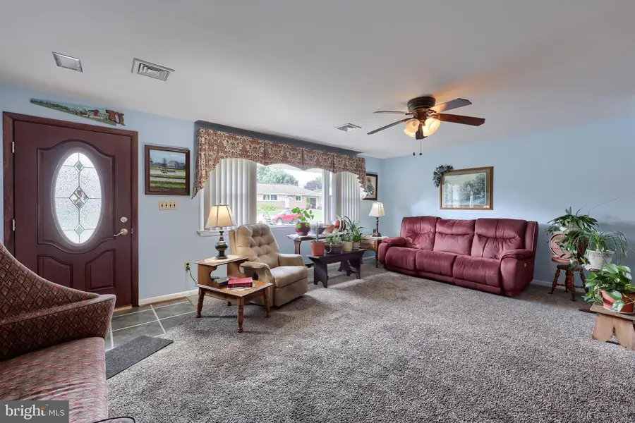 413 W Cedar St, New Holland, PA 17557 - #3