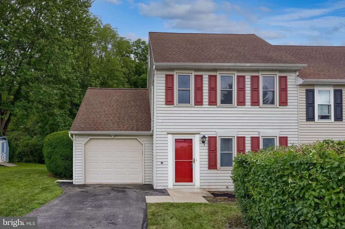 208 Fairfax Dr, Lancaster, PA 17603 - #1