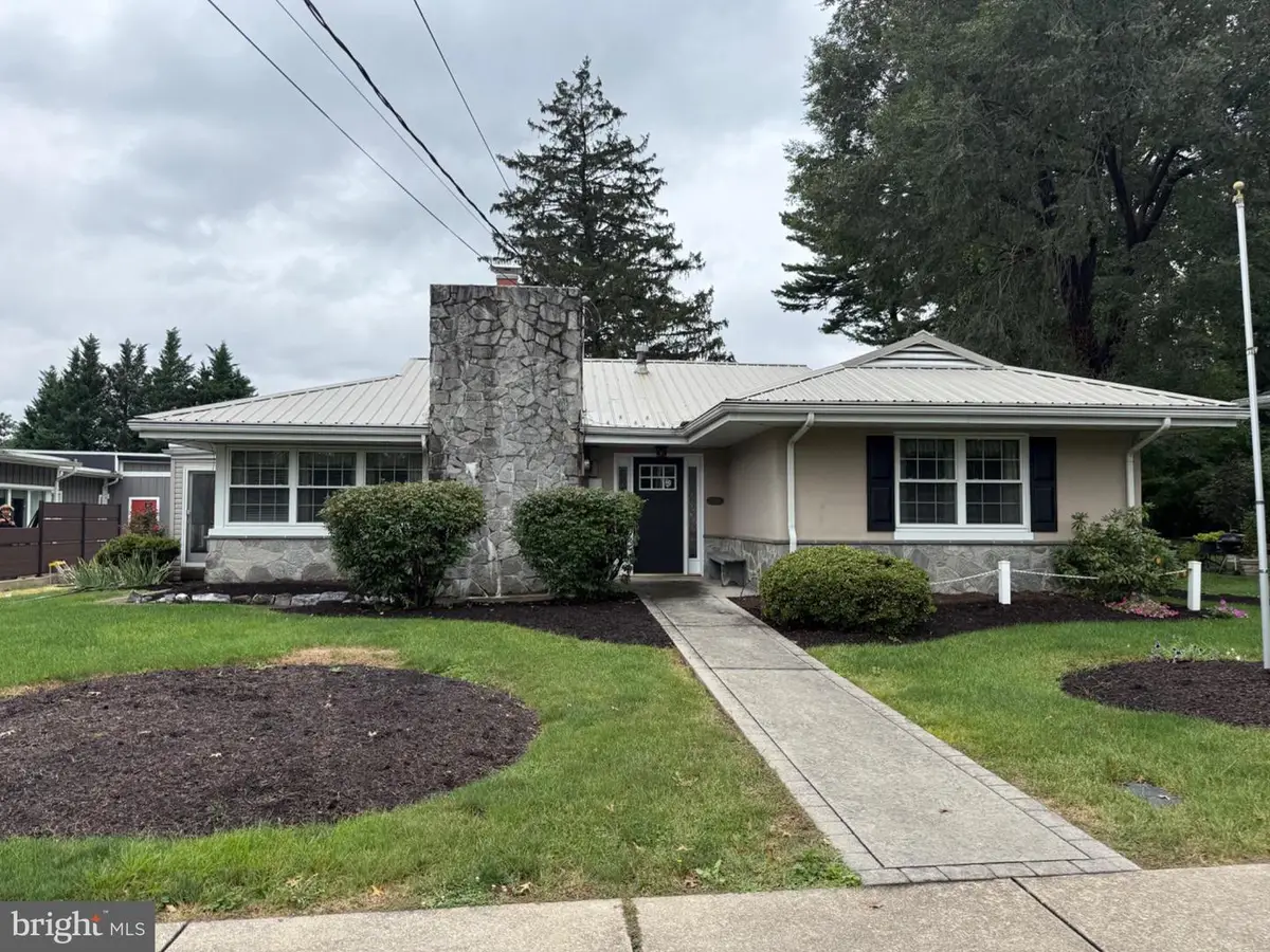228 S Market St, Mount Joy, PA 17552 - #1