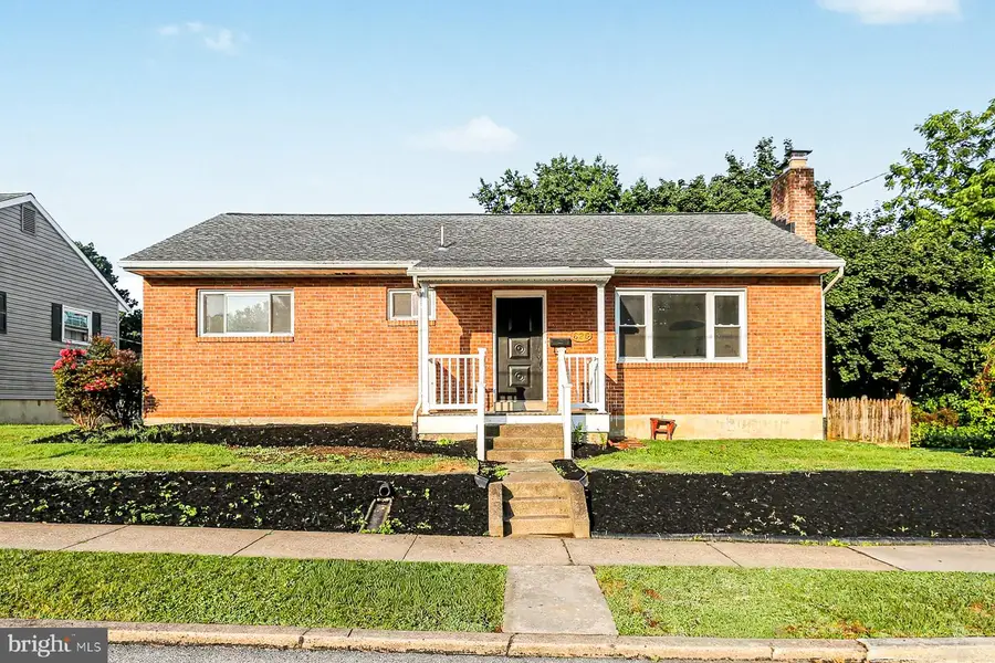 626 S Locust St, Elizabethtown, PA 17022 - #2