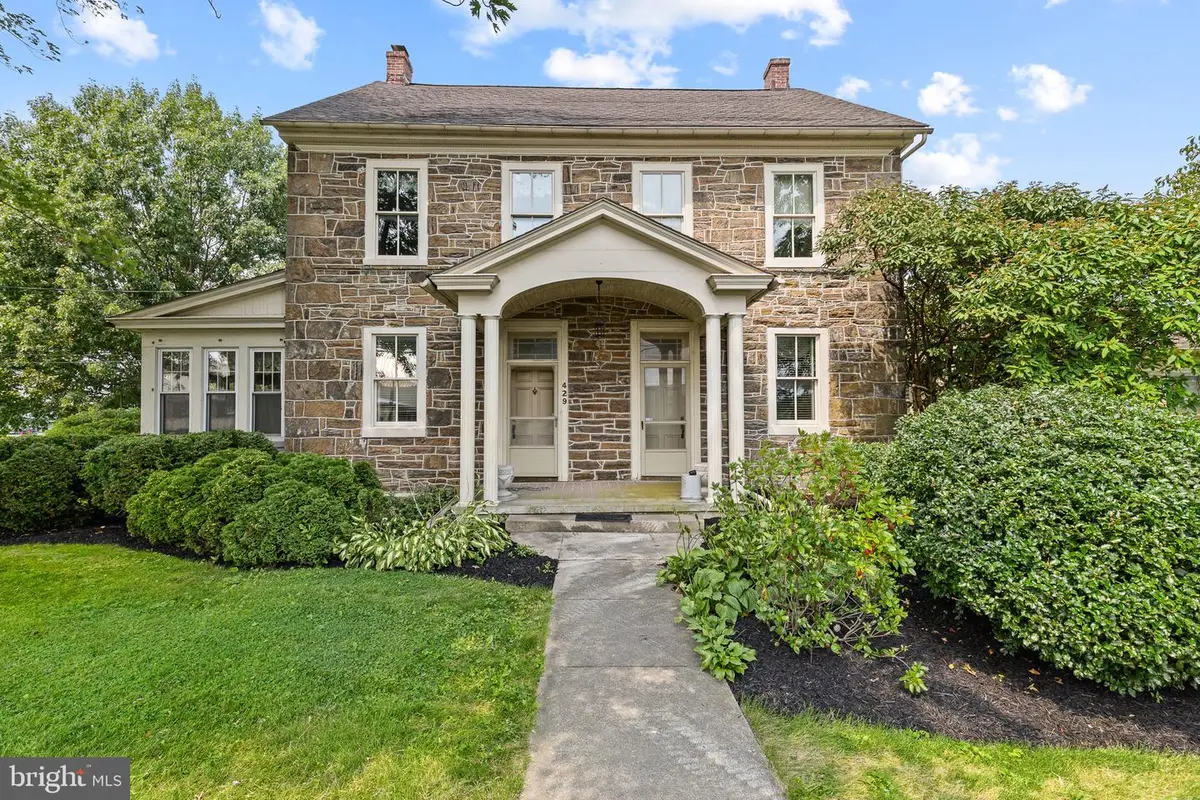 429 E Main St, Leola, PA 17540 - #1