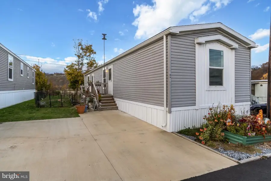 1041 Dogwood St, Laurys Station, PA 18059 - Image #2