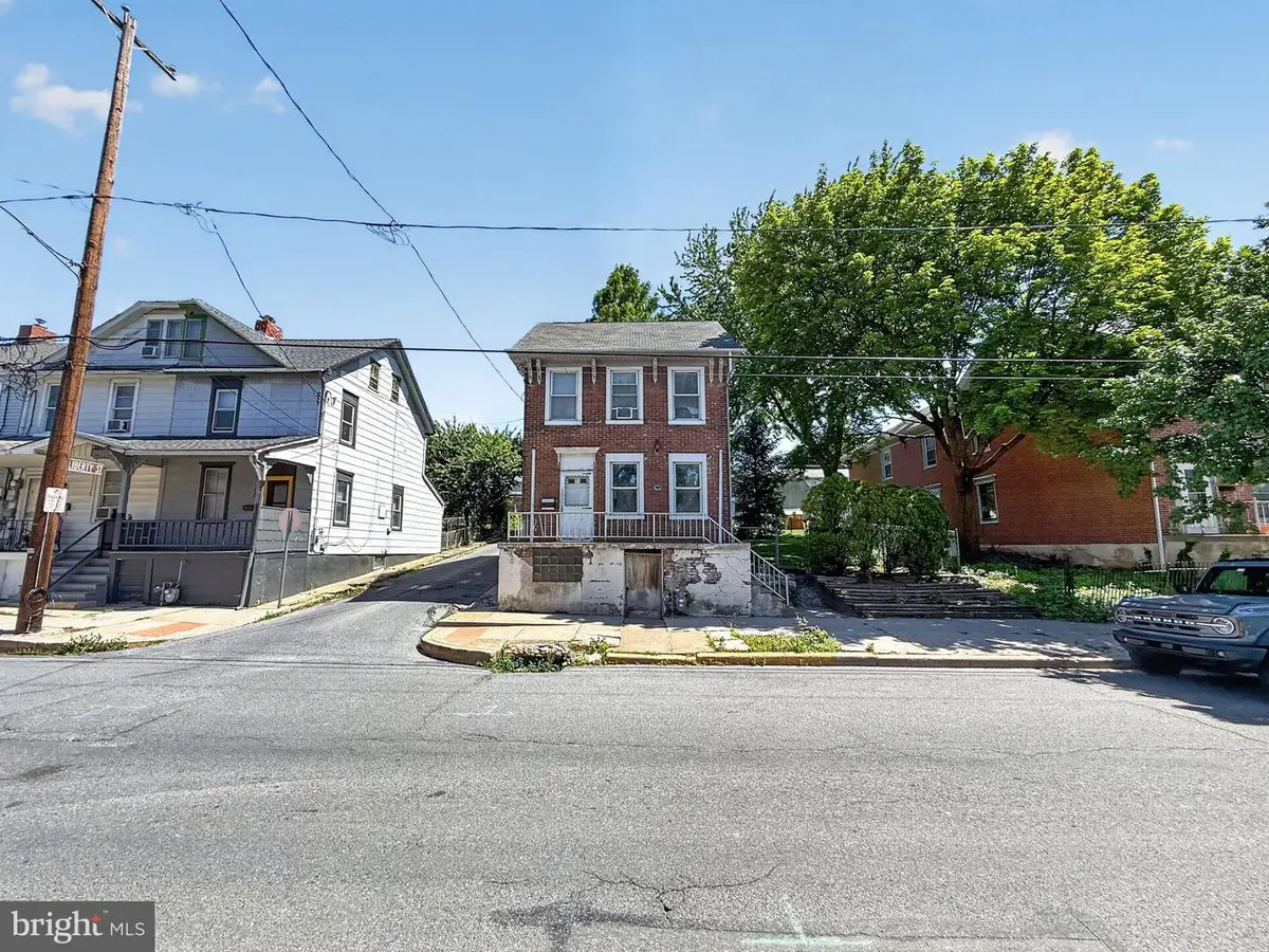 751 Front St, Catasauqua, PA 18032 - #1