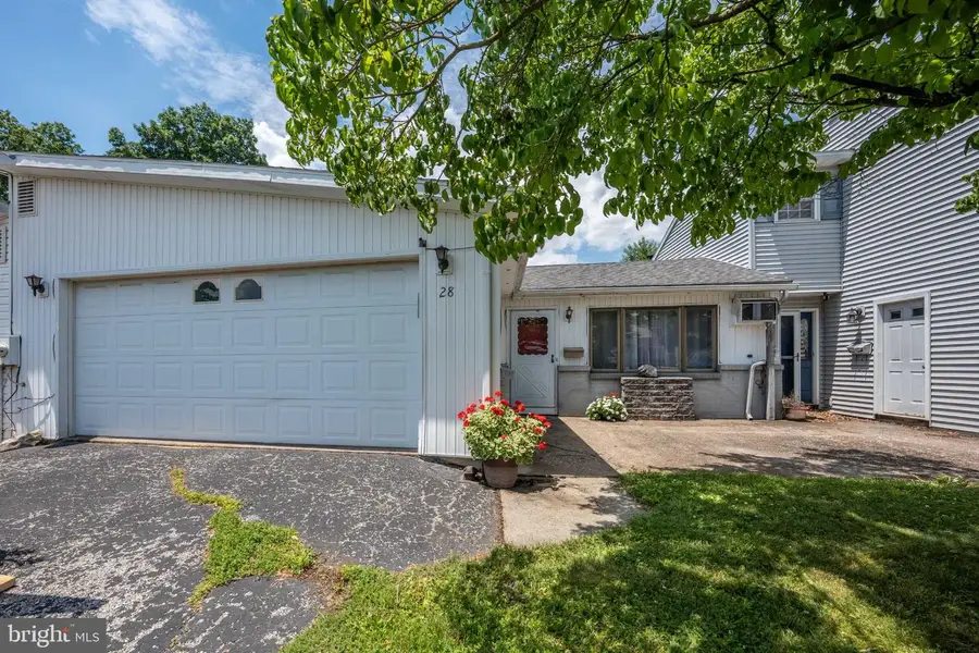 28 Covington Pl, Catasauqua, PA 18032 - #2