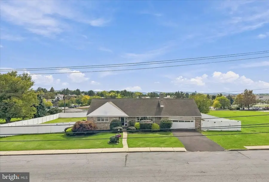 808 Jefferson St, Whitehall, PA 18052 - #2