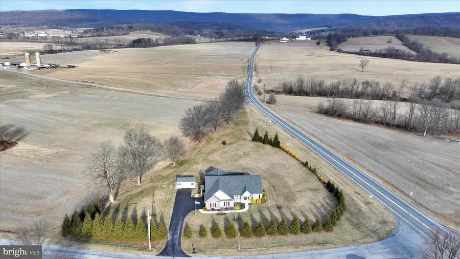 413 Sunrise Dr, Fredericksburg, PA 17026 - Image #2
