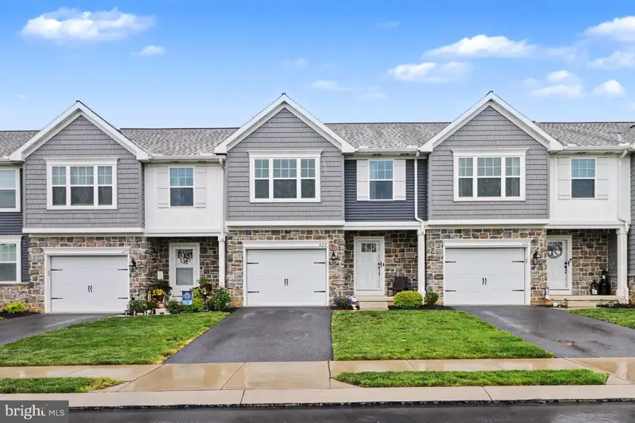 425 Mayapple Dr, Annville, PA 17003 - #2