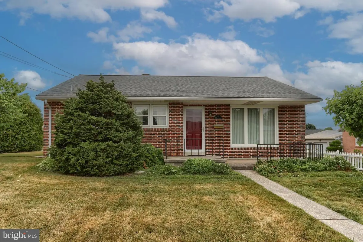 231 W Elm St, Palmyra, PA 17078 - #1