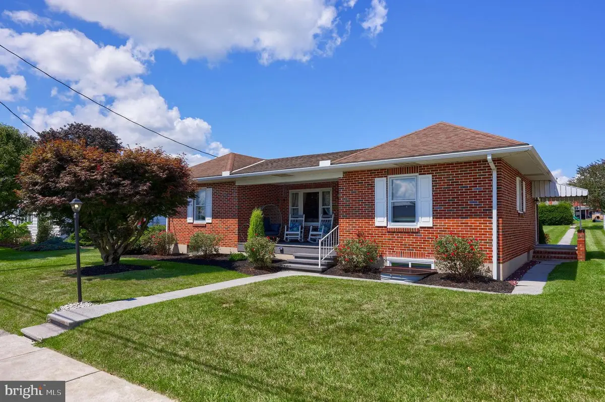 345 W Carpenter Ave, Myerstown, PA 17067 - #1
