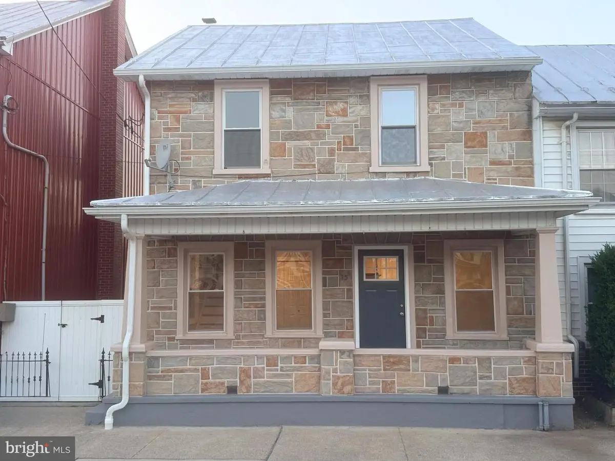 15 E Market St, Jonestown, PA 17038 - #1