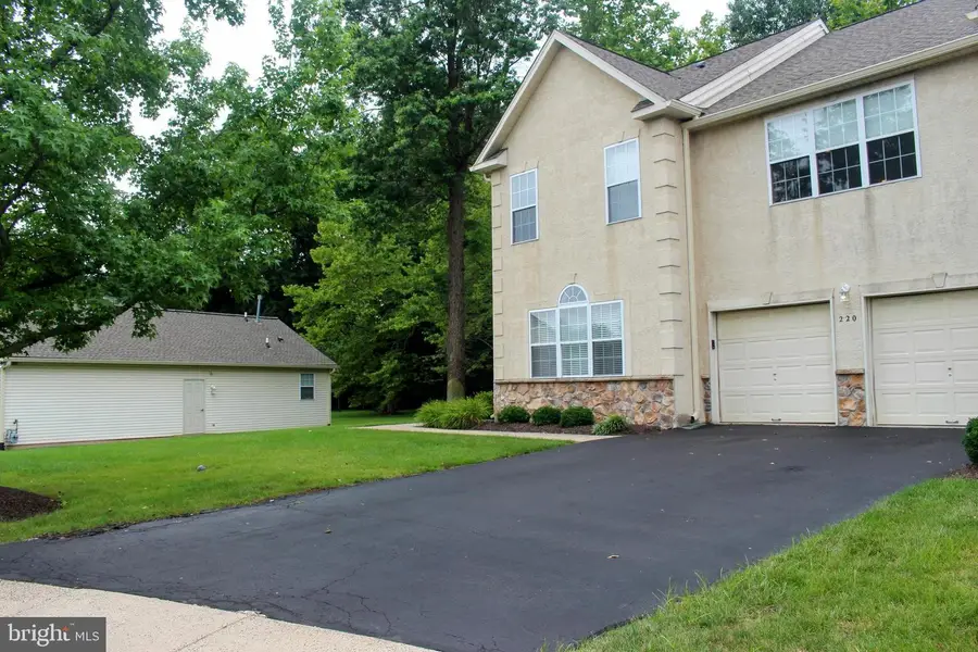 220 Hampton Green Dr, North Wales, PA 19454 - Image #2