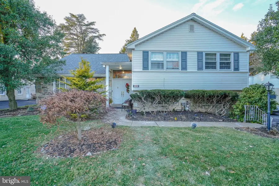 245 Barclay Cir, Cheltenham, PA 19012 - Image #2