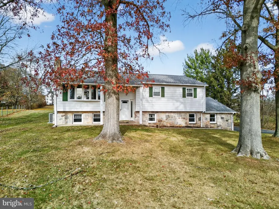 201 Jackson Rd, Gilbertsville, PA 19525 - Image #2