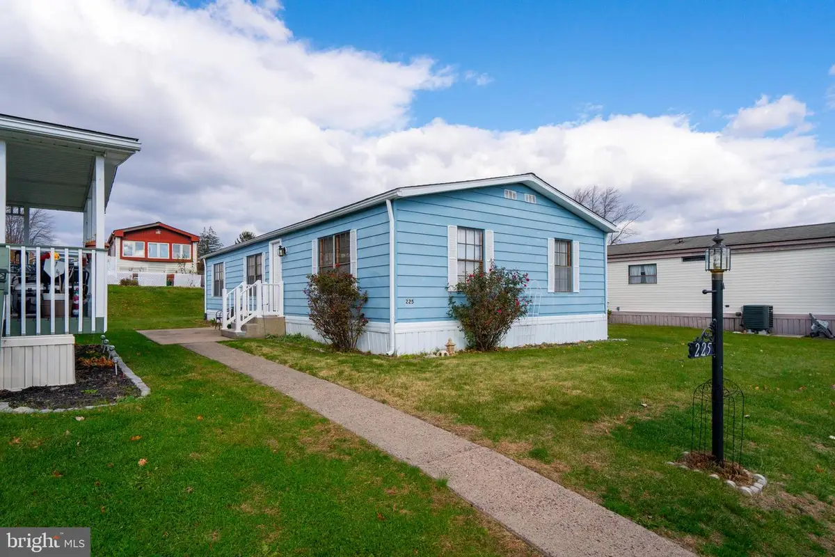 225 Cherrywood Ct, North Wales, PA 19454 - Image #1