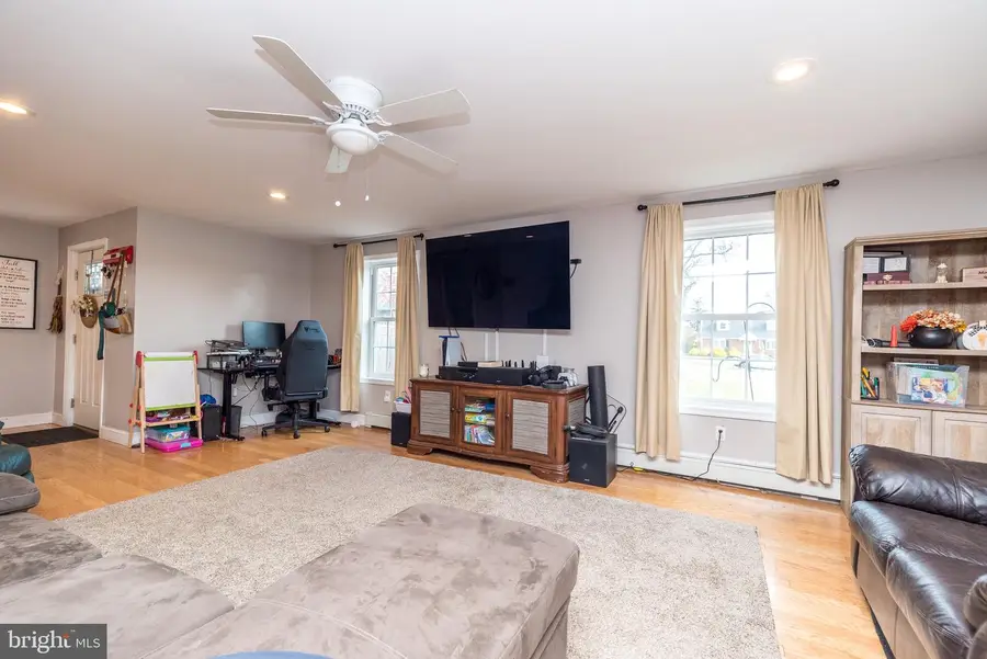 220 Pennbrook Ave, Lansdale, PA 19446 - Image #2
