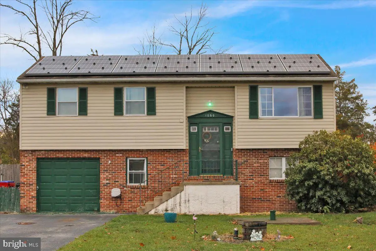 1060 Oakdale Dr, Pottstown, PA 19464 - Image #1