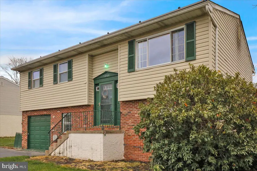 1060 Oakdale Dr, Pottstown, PA 19464 - Image #2