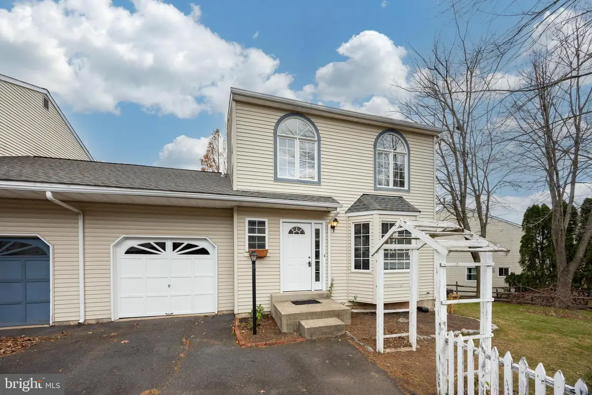 405 Navajo Dr, Royersford, PA 19468 - Image #1