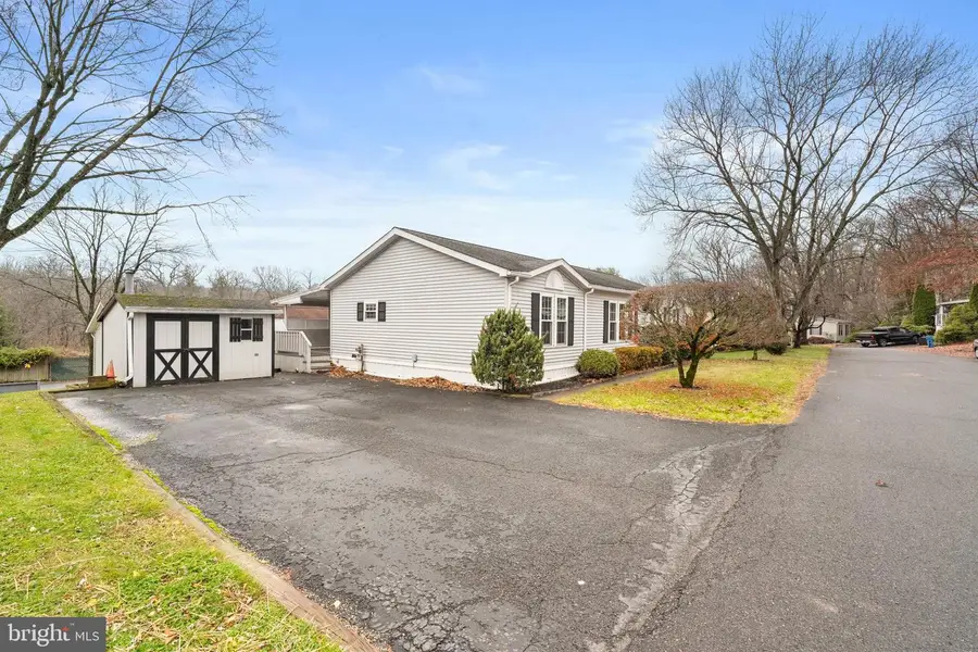 907 Lakeview Dr, Green Lane, PA 18054 - Image #2