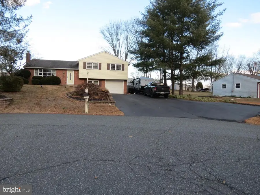 40 Diehl Dr, Gilbertsville, PA 19525 - Image #2