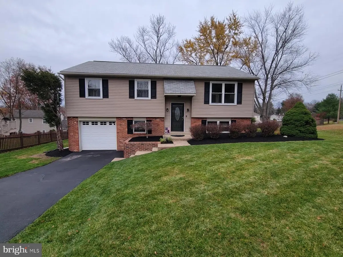 8 Red Cloud Cir, Royersford, PA 19468 - Image #1