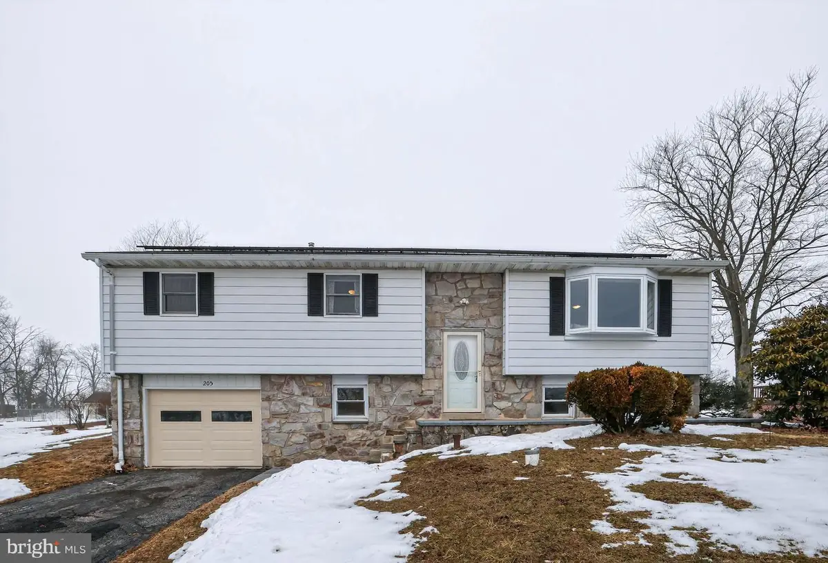 205 Jackson Rd, Gilbertsville, PA 19525 - #1
