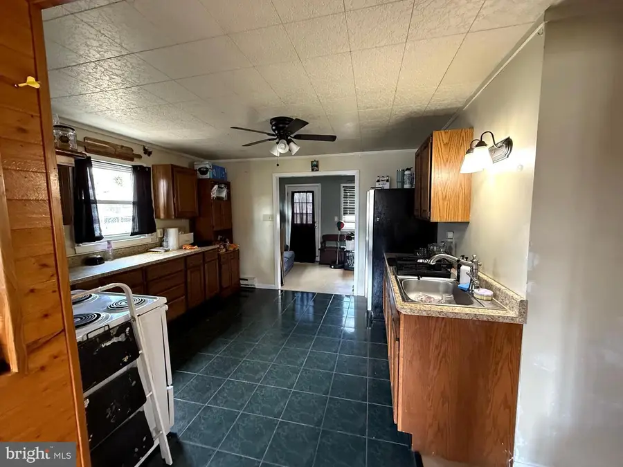 321 W Chestnut St, Pottstown, PA 19464 - #3