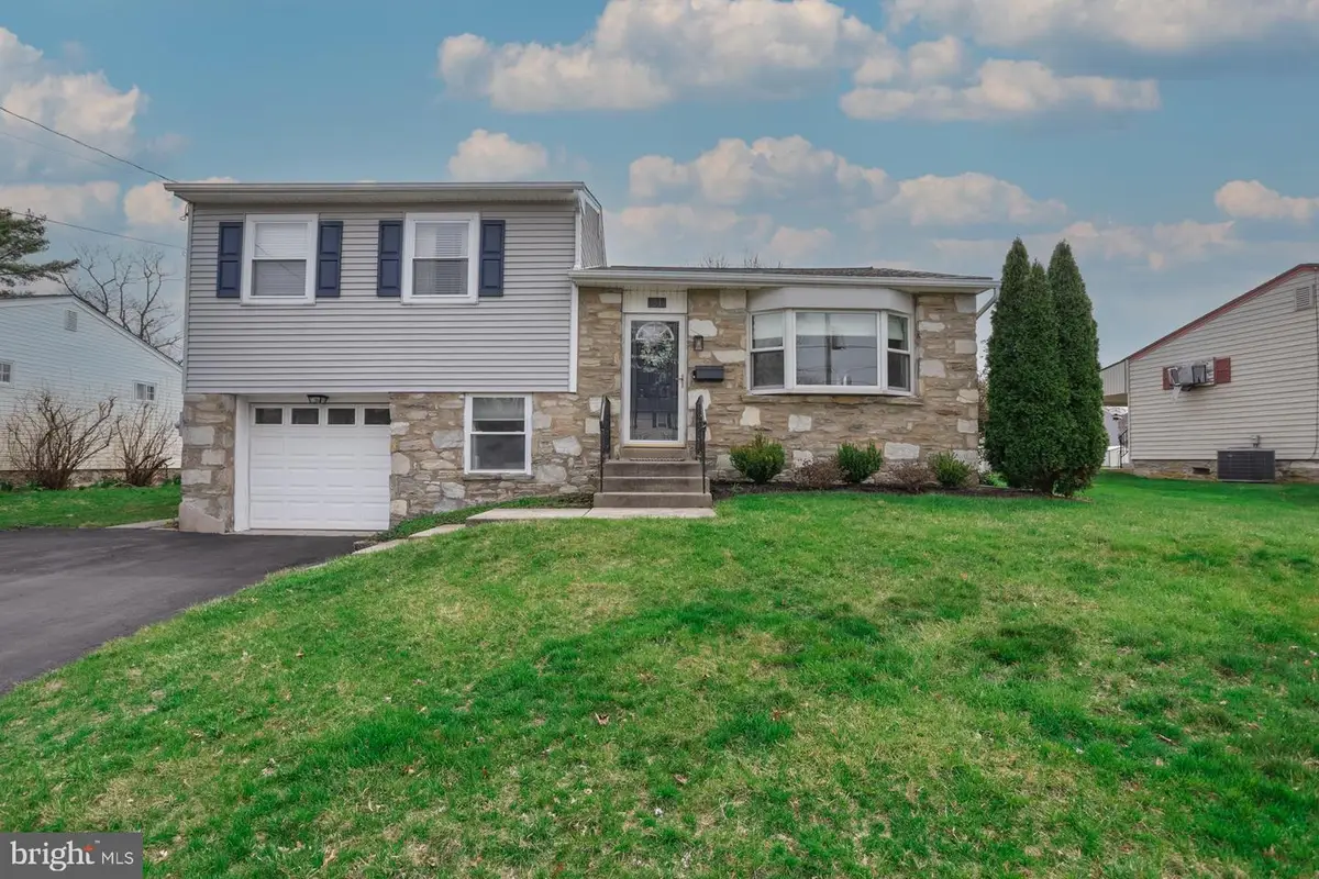 31 W End Dr, Lansdale, PA 19446 - #1