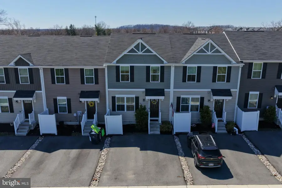 5 Castle Dr, Gilbertsville, PA 19525 - #2