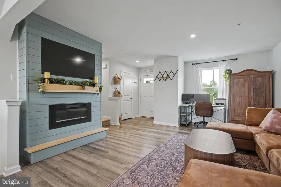 3 Castle Dr, Gilbertsville, PA 19525 - #2