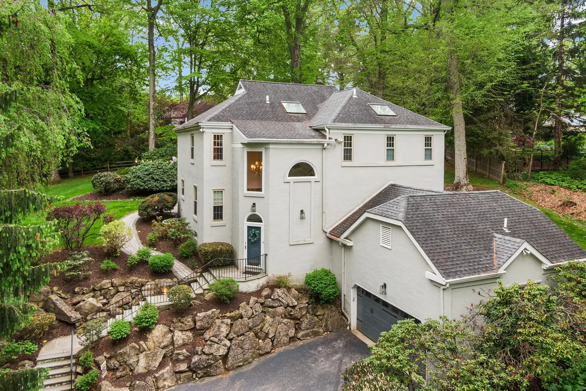 2114 Greenbrier Dr, Villanova, PA 19085 - #1