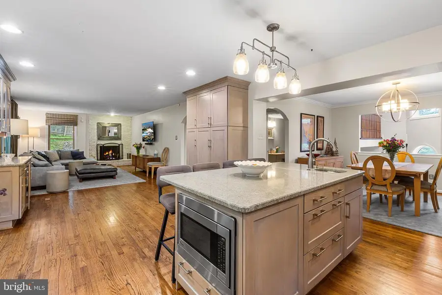 2114 Greenbrier Dr, Villanova, PA 19085 - #2