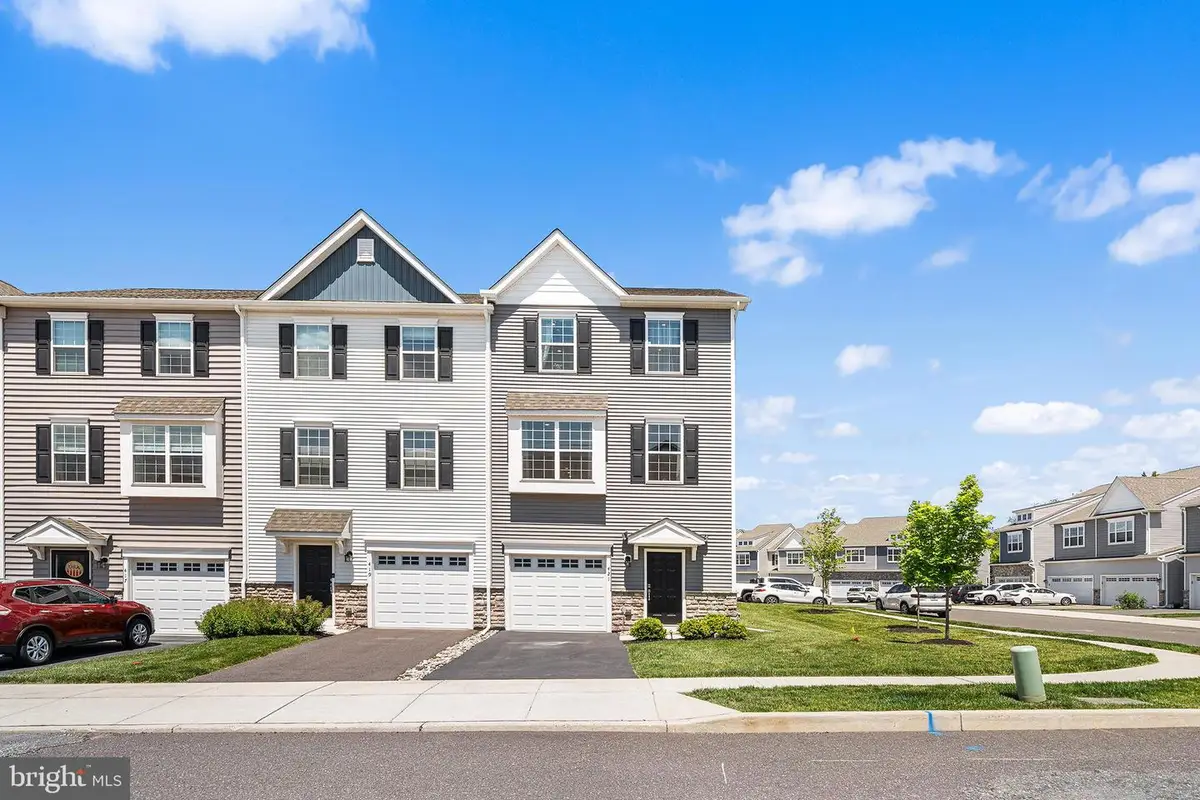 421 Ridgewood Dr, Royersford, PA 19468 - #1